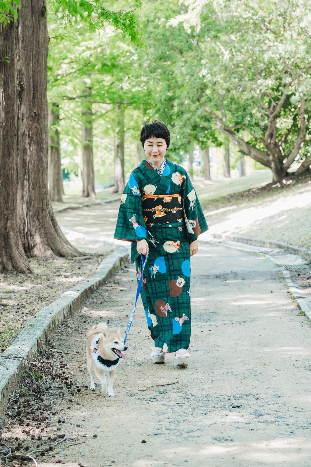 着物であずきと並木道を歩く國重千賀子