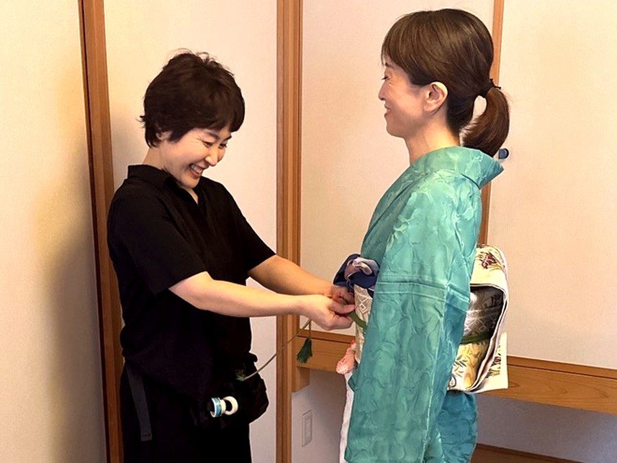 出張着付けで着付けを進めているところ