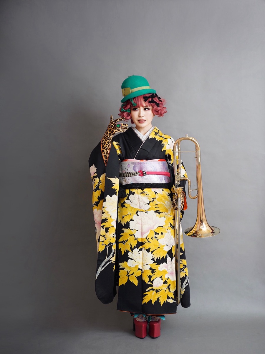 振袖姿でトロンボーンを持つ國重千賀子（和装写真撮影）