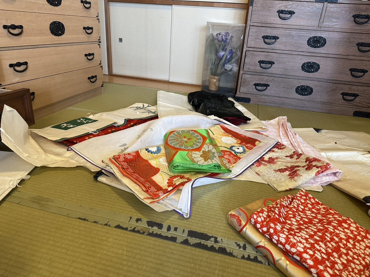 箪笥から出した着物と帯を畳に広げたところ