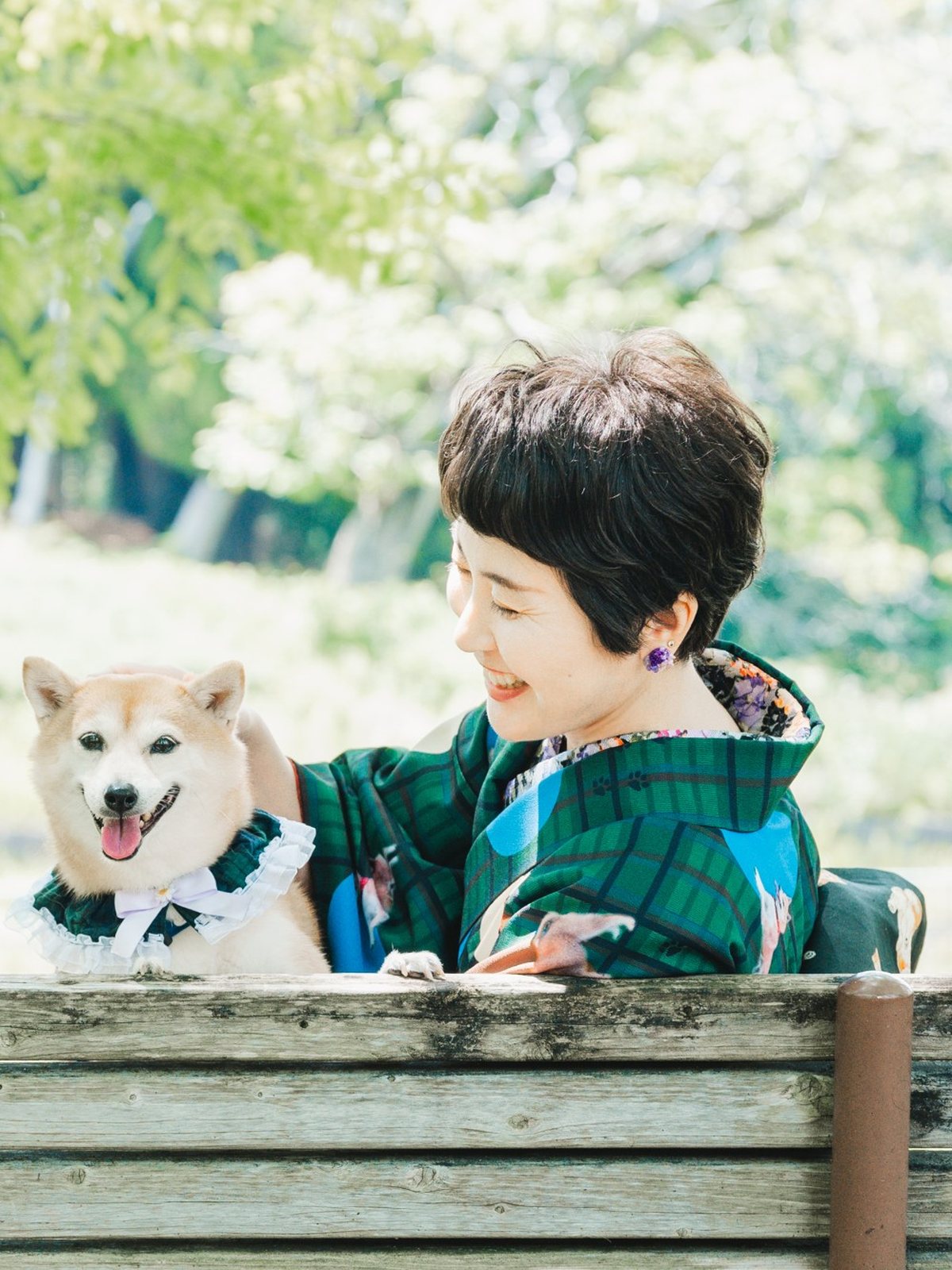 ベンチで愛犬あずきと過ごす講師 國重千賀子
