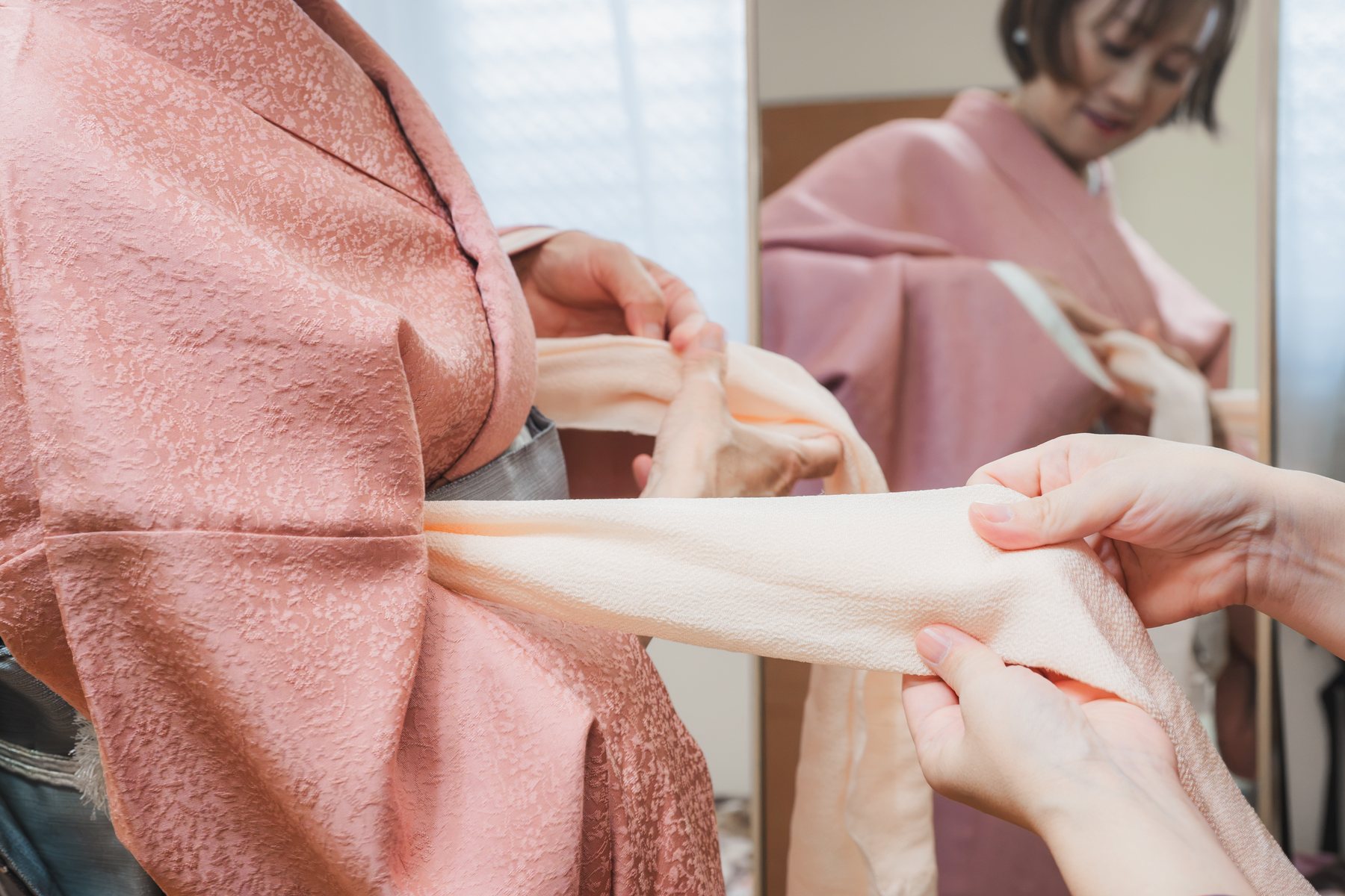 鏡を見ながら紐の位置を確かめているところ